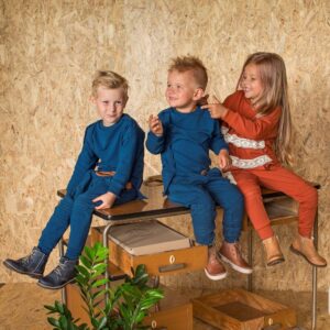 niebieska bluza. niebieskie spodnie. ceglana bluza. ceglane spodnie. falbanka i koronka.