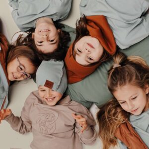 chłopięca błękitna czapka wiosenna strojmisie