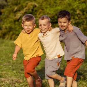 Muślinowe tshirty i szorty chłopięce w letnich kolorach: musztarda, ecru, szary i ceglany