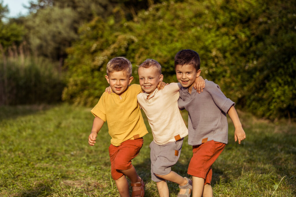 muślinowa kolekcja letnia dla chłopców przedstawiająca dzieci w tshirtach muślinowych oraz bermudach