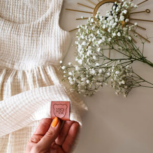 Dziewczęca muślinowa organiczna sukienka bez pleców w kolorze ecru