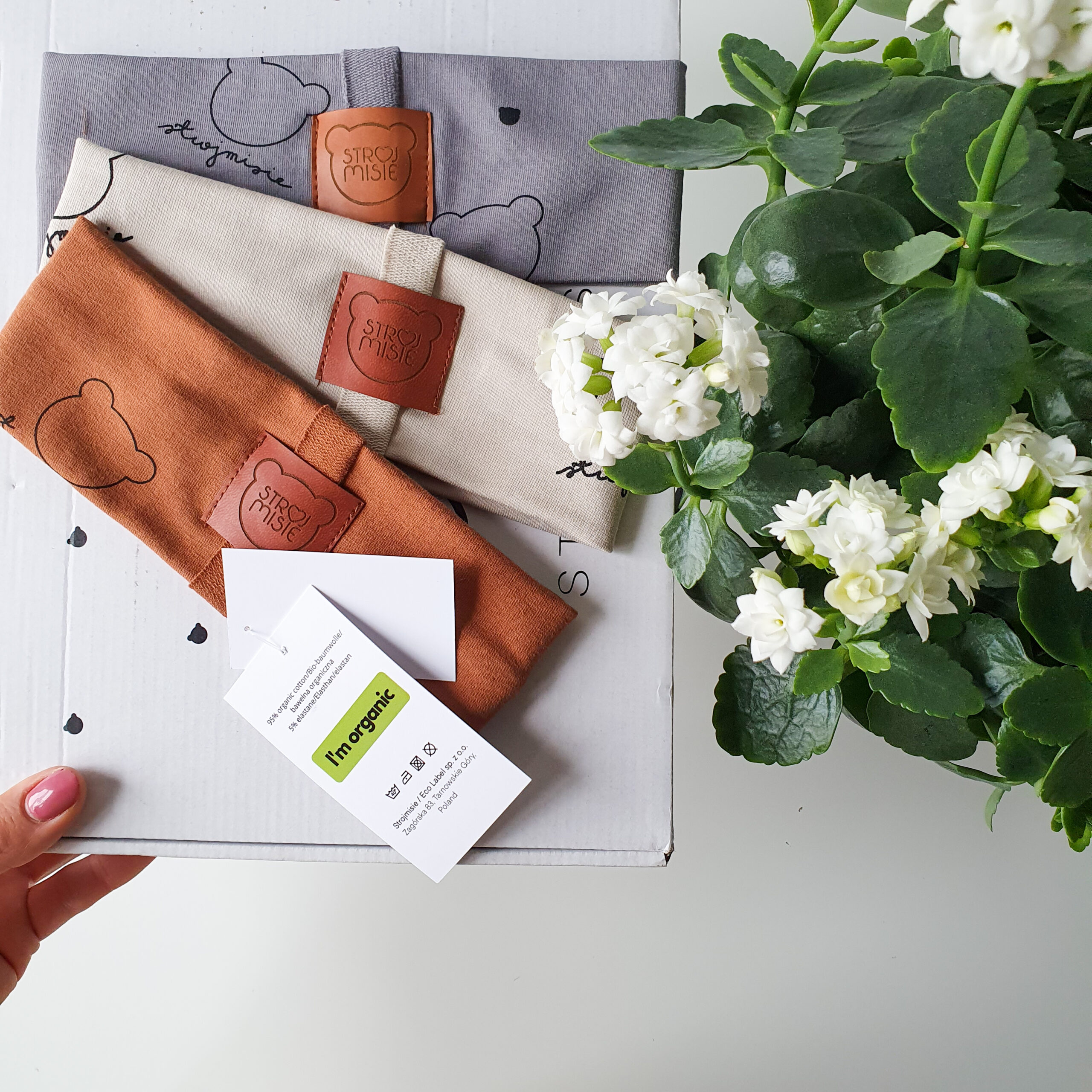 szara, karmelowa i beżowa opaska w misie