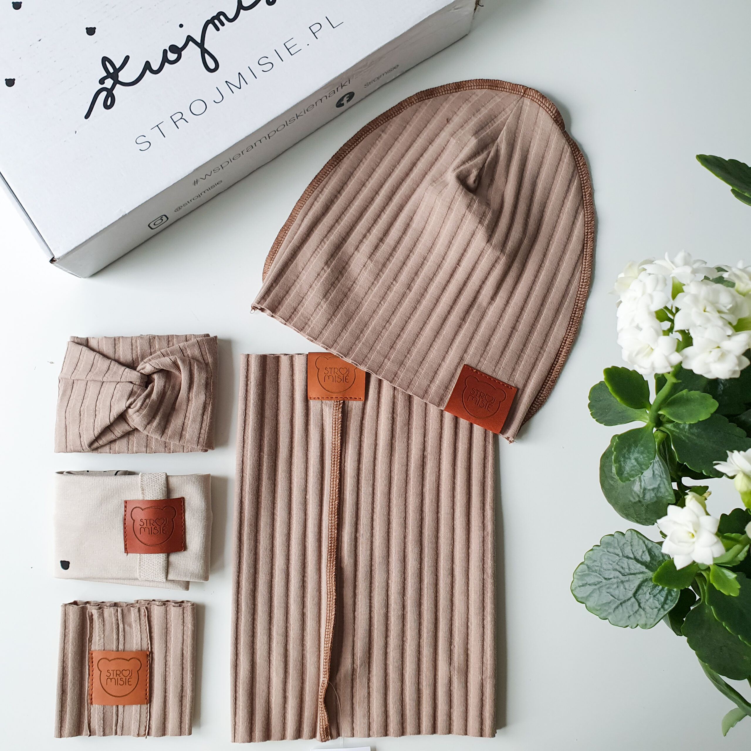 beżowe opaski, komin i czapka - zestaw akcesoriów