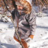Dziecko ubrane w szarą, zimową kurtkę z ociepleniem marki strojmisie