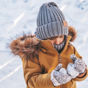 musztardowa kurtka z futerkiem, czapka z wełny merino dla dzieci