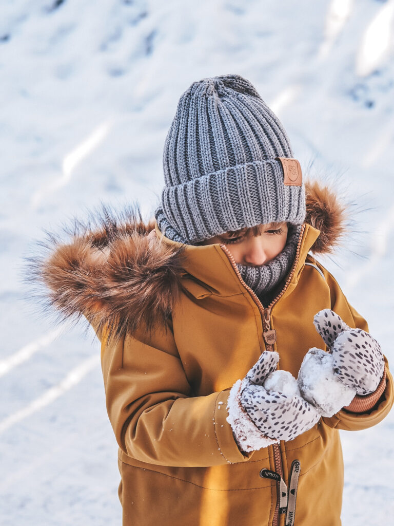 musztardowa kurtka z futerkiem, czapka z wełny merino dla dzieci