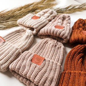 zimowe czapki z wełny merynosów w różnych kolorach i splotach