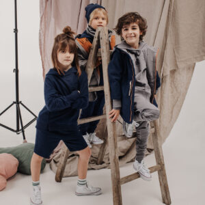 szara bluza logowana