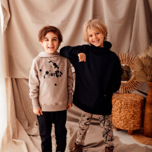 stylizacja z czarną dziecięcą bluzą i spodniamy beżowymi dla chłopca