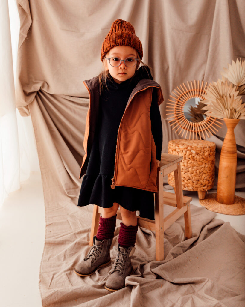 Czarna dziewczęca sukienka z kapturem