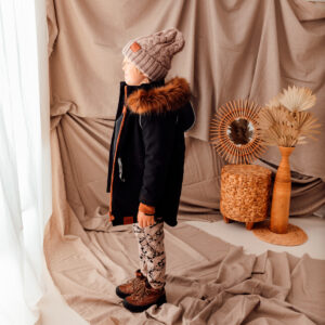 Chłopiec w kurtce zimowej czarnej, spodniach wzorzystych chłopięcych i czapka z wełny merino dla dzieci