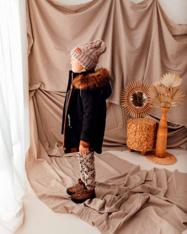 Chłopiec w kurtce zimowej czarnej, spodniach wzorzystych chłopięcych i czapka z wełny merino dla dzieci