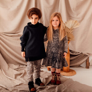 czarna dziecięca bluza i szare spodnie dla chłopca oraz Szara dziewczęca sukienka z kapturem 'ICE DYE'