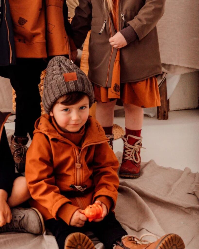 karmelowa wiosenna parka dziecięca wodoodporna