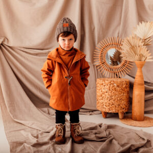 stylizacja karmelowa parka softshell dla chłopca, czapka merino dla dziecka oraz czar