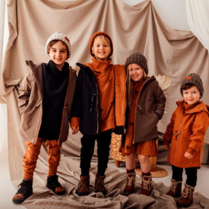 Brązowa parka softshell dla dziecka i Czarna parka softshell dla chłopca i Karmelowa parka softshell dziecięca
