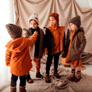 Brązowa parka softshell dla dziecka i Czarna parka softshell dla chłopca i Karmelowa parka softshell dziecięca