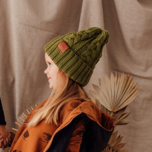 Zielona czapka z wełny merino - splot warkoczykowy