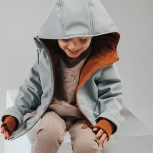 błękitna niebieska kurtka chłopięca softshell