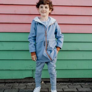 błękitne spodnie dziecięce ze wzmocnieniami na kolanach