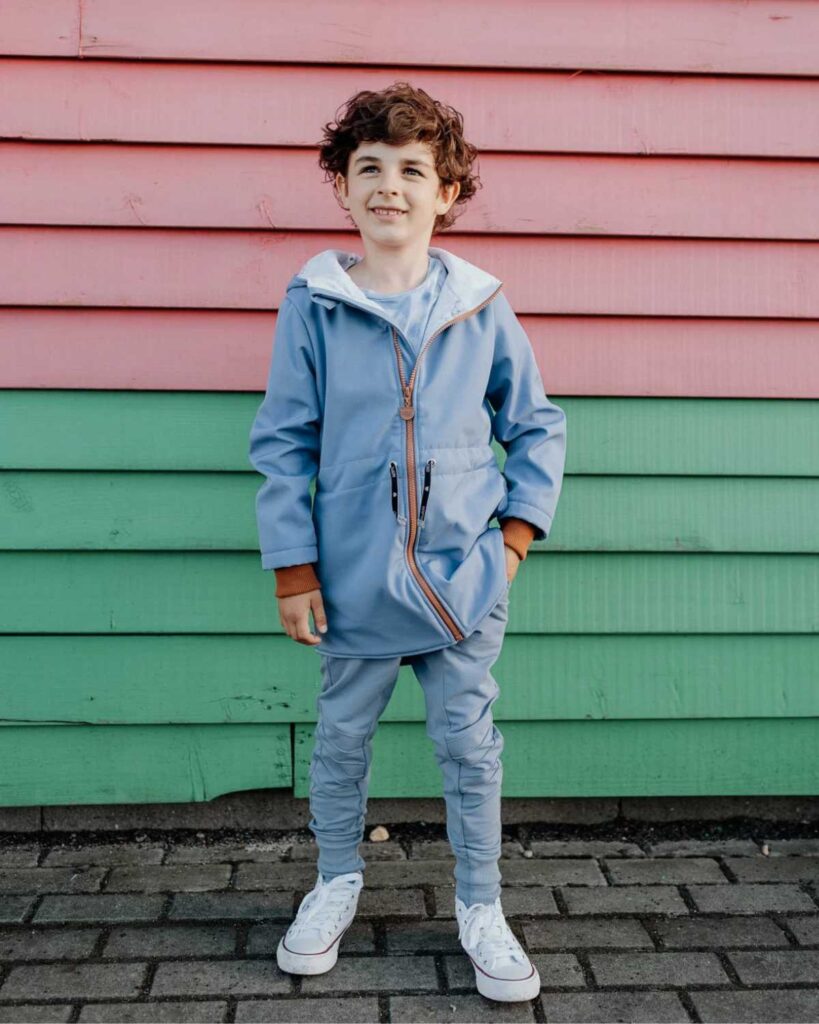 błękitne spodnie dziecięce ze wzmocnieniami na kolanach