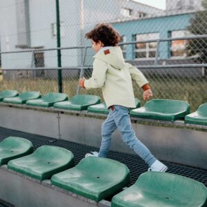 błękitne spodnie dziecięce ze wzmocnieniami na kolanach