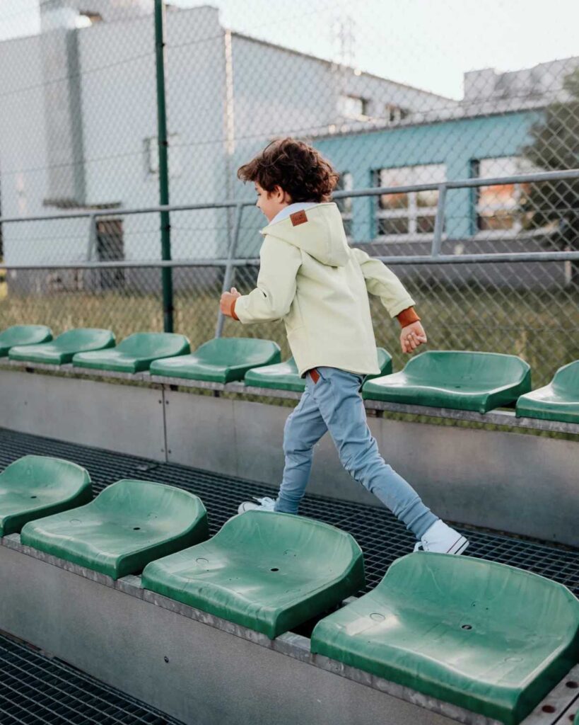 błękitne spodnie dziecięce ze wzmocnieniami na kolanach