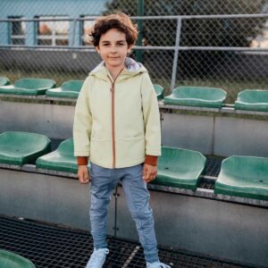 błękitne spodnie dziecięce ze wzmocnieniami na kolanach