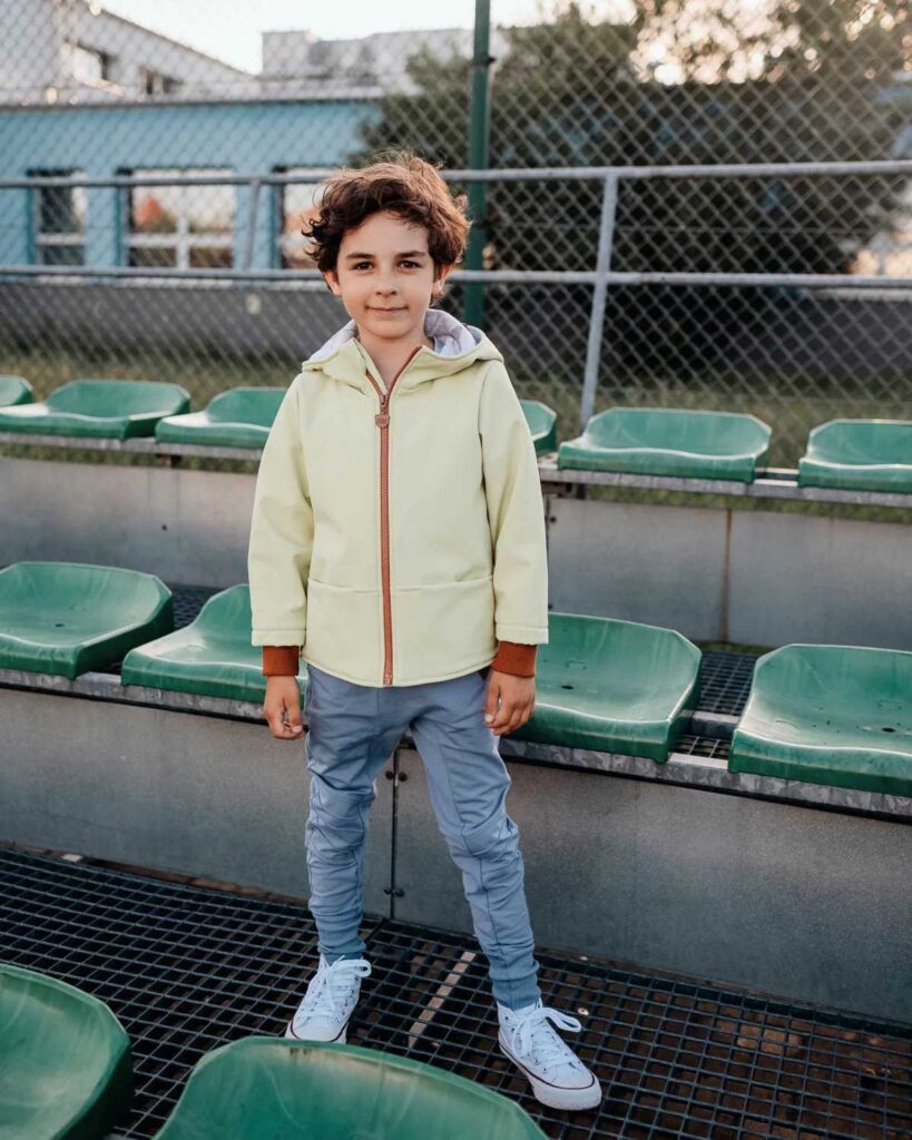 błękitne spodnie dziecięce ze wzmocnieniami na kolanach