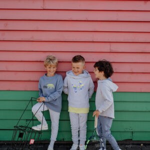 Chłopcy w Szara dziecięca bluza z kapturem “BELIEVE” oraz spodniach dresowych