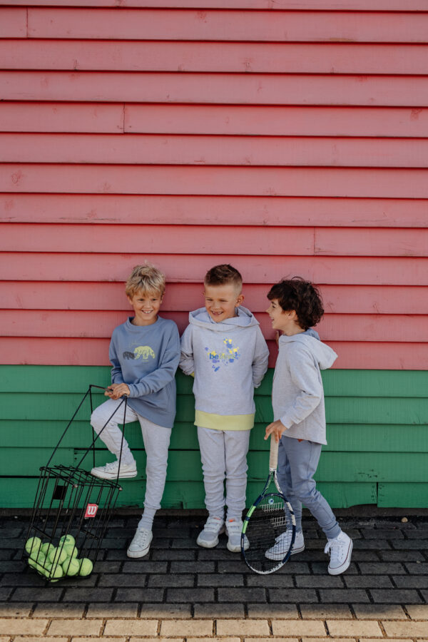 Chłopcy w Szara dziecięca bluza z kapturem “BELIEVE” oraz spodniach dresowych