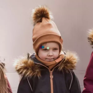 karmelowa czapka dziecięca z pomponem