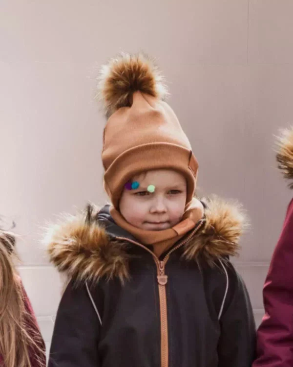 karmelowa czapka dziecięca z pomponem