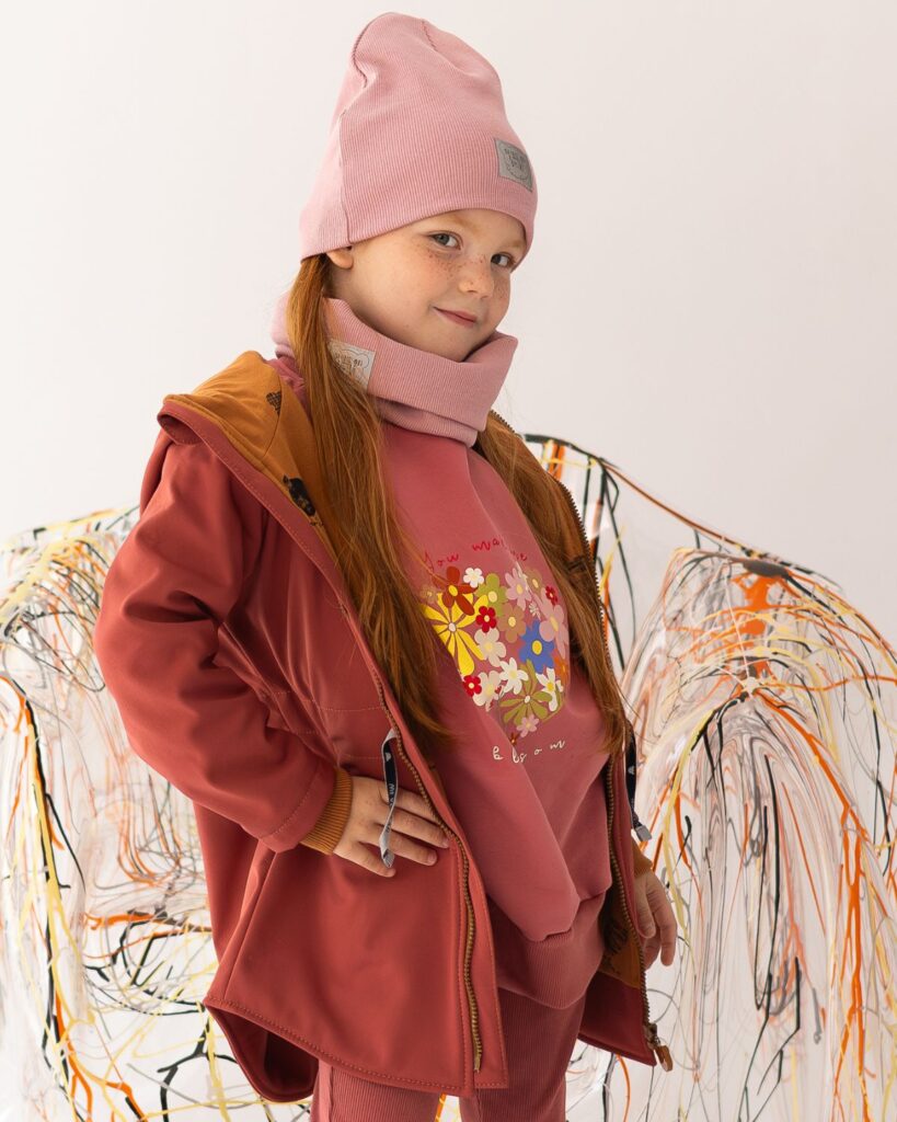 truskawkowa parka softshell dziewczęca z odblaskami