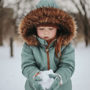 idealna zimowa kurtka dziecięca z dużym kapturem i futrem