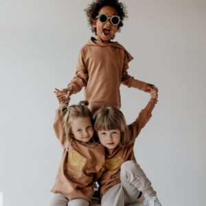 dziecięca bluza beżowa z kapturem