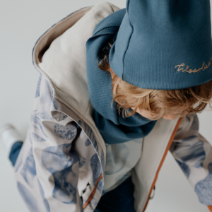 niebieska czapka wiosenna