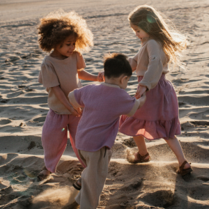 beżowa muślinowa bluzeczka dla dziewczynki strojmisie (3)