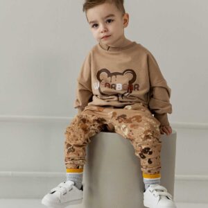 beżowe spodnie chłopięce baggy z nadrukiem (2)