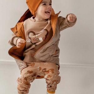 beżowe spodnie chłopięce baggy z nadrukiem