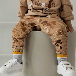 beżowe spodnie chłopięce baggy z nadrukiem