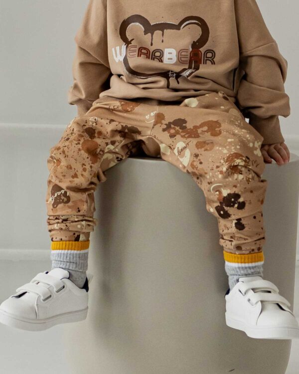 beżowe spodnie chłopięce baggy z nadrukiem