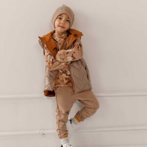 beżowe spodnie z wzmocnieniami na kolanach dla przedszkolaka (2)