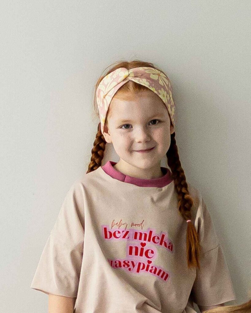 dziewczęca różowa opaska przeplatana w stokrotki