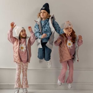 niebieskie chłopięce spodnie ze wzmocnieniami na kolanach