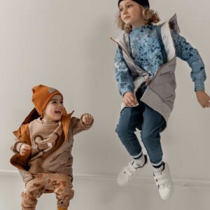 niebieskie chłopięce spodnie ze wzmocnieniami na kolanach strojmisie