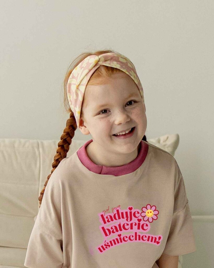 dziewczęca różowa opaska przeplatana w stokrotki