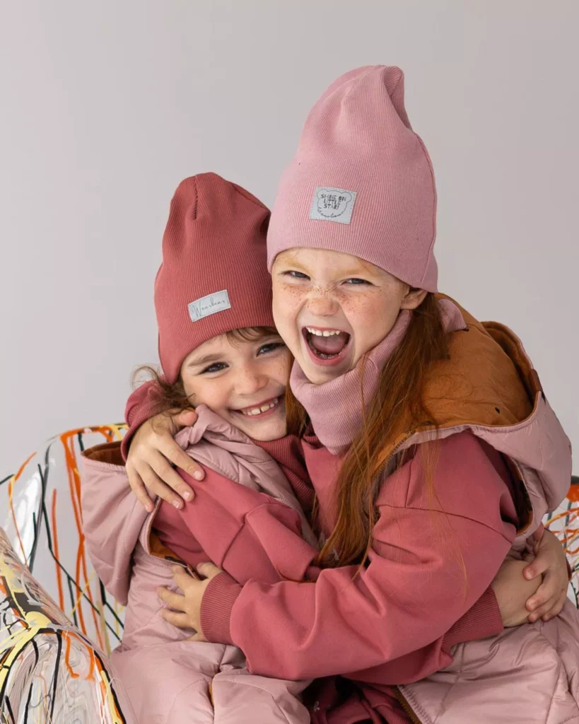 różowa truskawkowa jesienna czapka dziewczęca z odblaskową metką