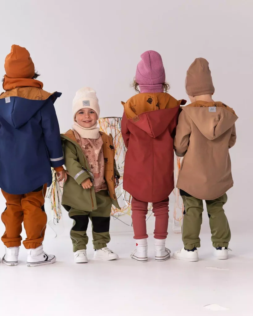 beżowa dziecięca kurtka softshell z odblaskiem