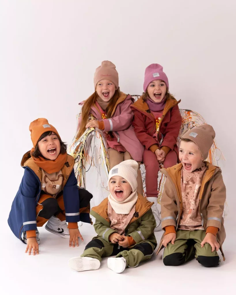 beżowa dziecięca kurtka softshell z odblaskiem